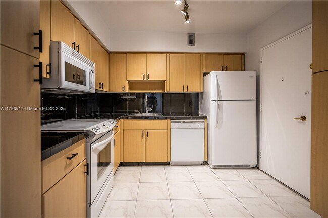 Building Photo - 5700 Collins Ave