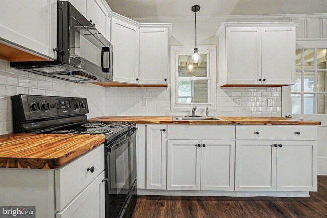Building Photo - 105 Oak Hill Dr