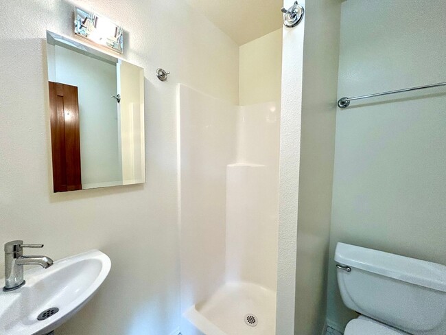 Building Photo - Stunning 3 Bed/3.5 Bath with Panoramic Views!