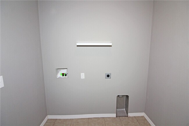 Building Photo - 902 SW Caprington St