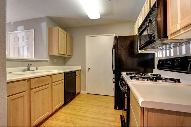 Building Photo - 950 Seven Hills Dr