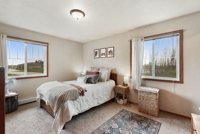 Building Photo - 1 Bed, 1 Bath 930 Sq Ft 2nd Floor