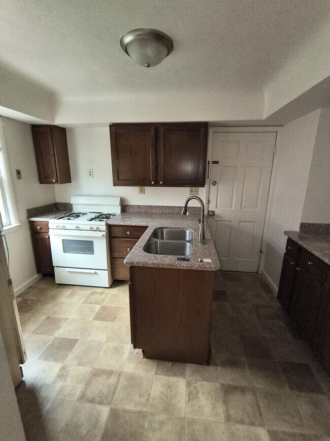 Building Photo - 1415 Kenyon Dr