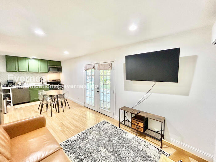 Building Photo - 8633 Westglen Dr