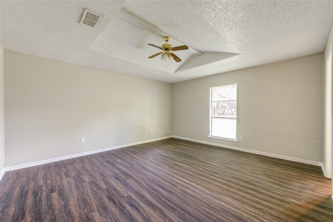 Building Photo - 212 Quaker Dr