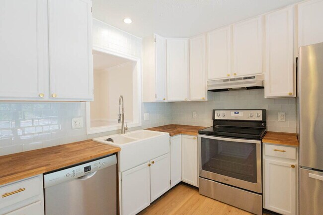 Building Photo - Lovely Townhome in Stone River