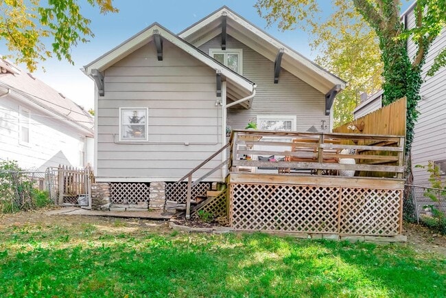 Building Photo - Fantastic West Plaza Bungalow