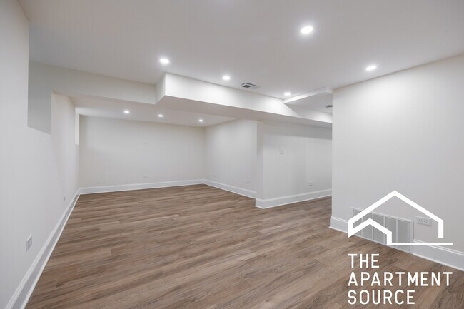 Building Photo - 4636 N Hamilton Ave