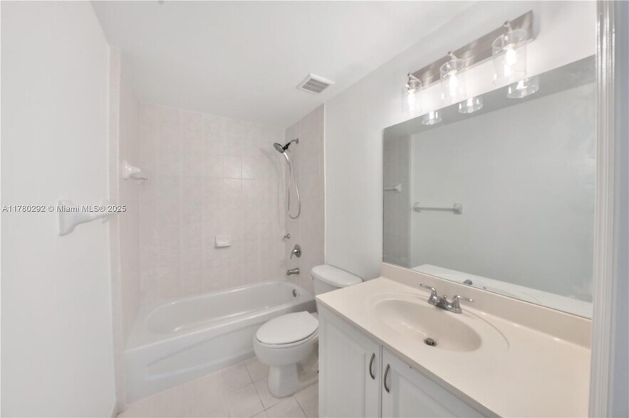 Building Photo - 215 SW 42nd Ave