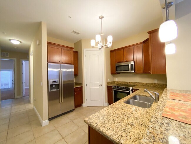 Building Photo - The Palms #102