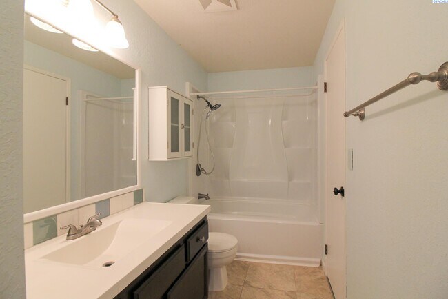 Building Photo - Rent Special! Large 4 Bed/2 Bath + Office ...