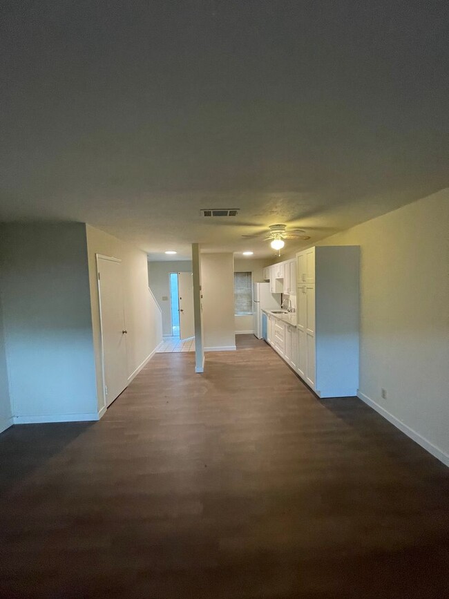 Building Photo - Remodeled 2bd/1ba 2 Story Condo Near Heart...