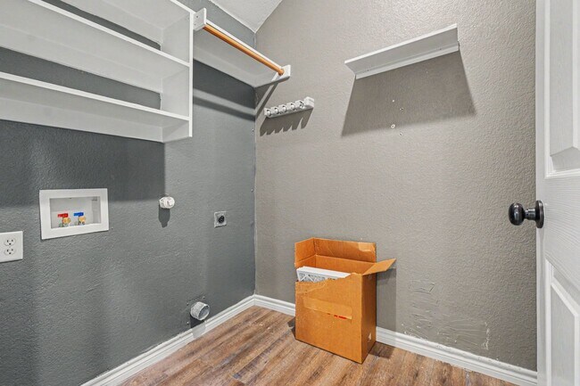 Building Photo - 1707 Briarhollow Dr