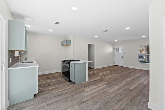 Building Photo - 9417 N Creek Dr