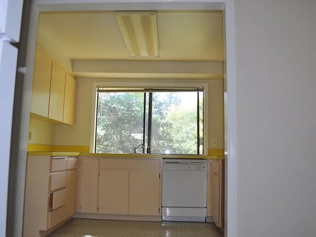 Building Photo - One level single family house, great locat...