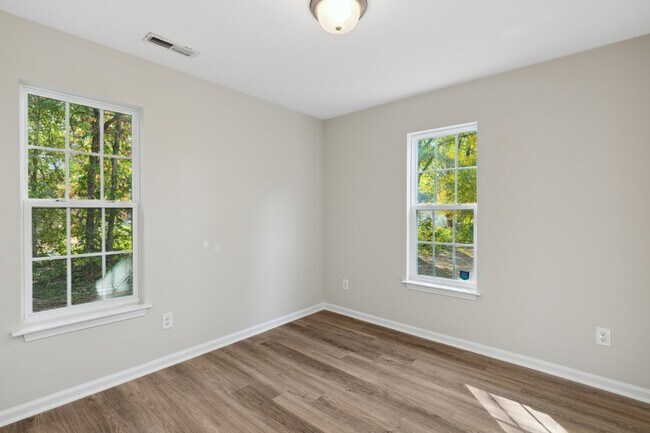 Building Photo - 338 E Spring St