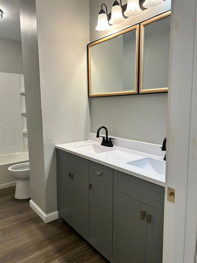 Building Photo - Newly Remodeled - Available Now!