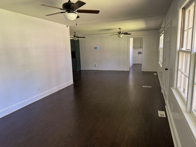 Building Photo - Freshly Painted 3 Bedroom Ranch
