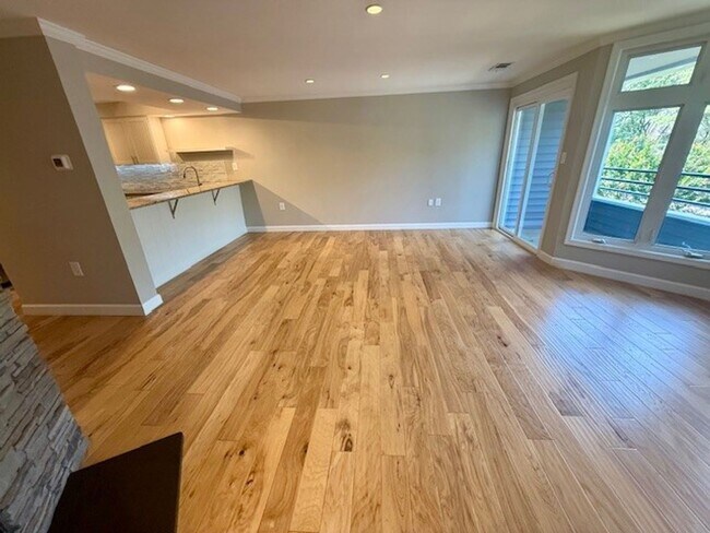 Building Photo - Sunny Luxury 2 Bedrooms 2 Baths Condo with...