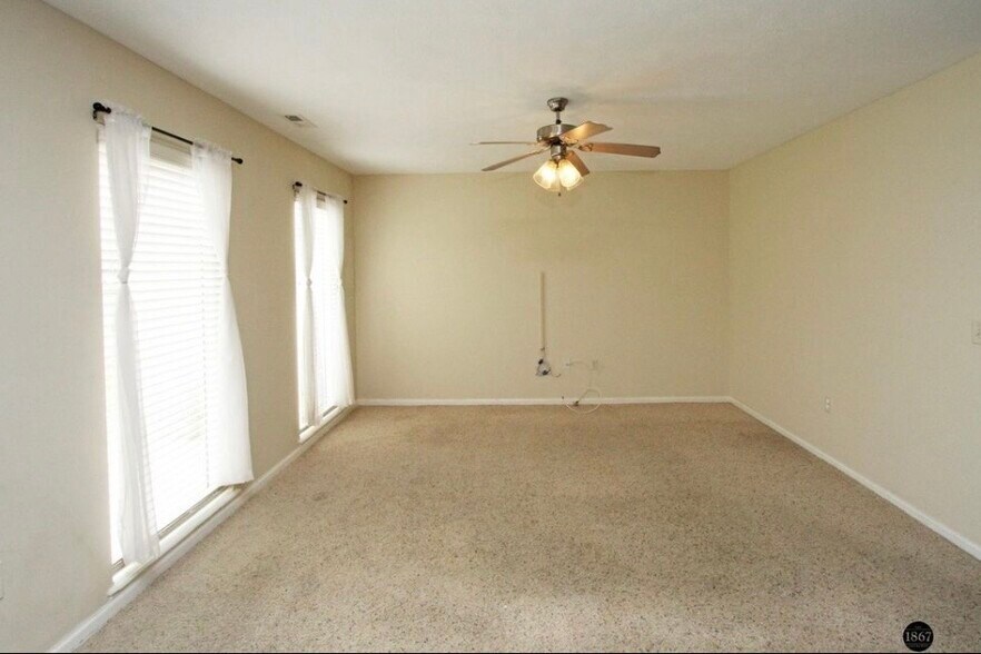 Building Photo - 6028 Glenbrook Ln
