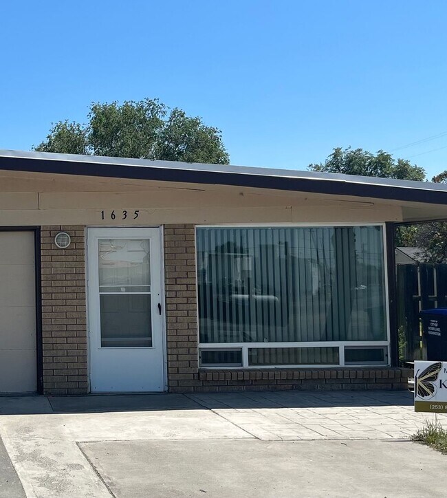 Building Photo - 1635 Pheasant St