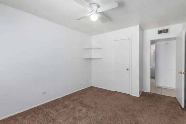 Building Photo - 4 BEDROOM, 2 BATH TEMPE HOME WITH SPACIOUS...