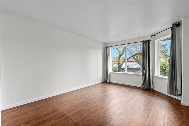 Building Photo - Monroe End Unit Townhome Unit A