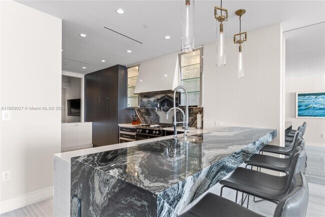 Building Photo - 17901 Collins Ave