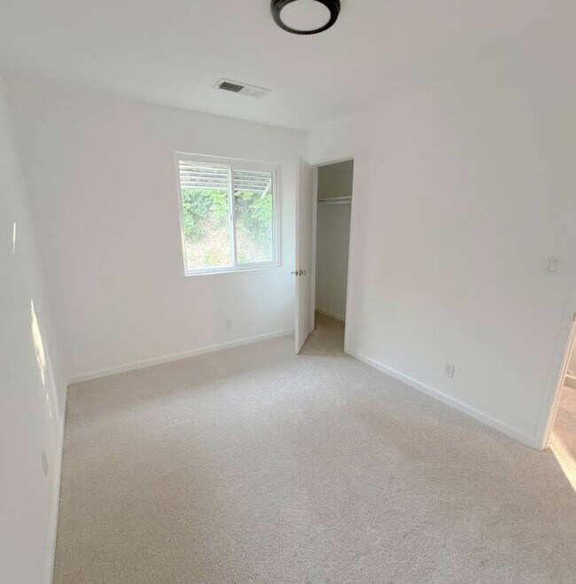 Building Photo - Virginia Hills-3 BR, 2.5 Bath Townhome wit...