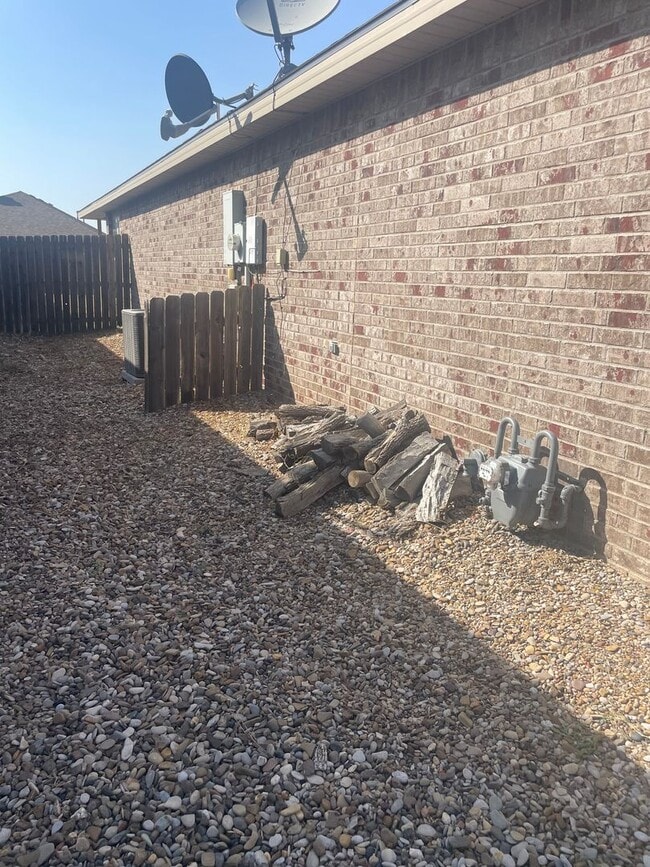 Building Photo - 3 Bedroom 2 bath home!