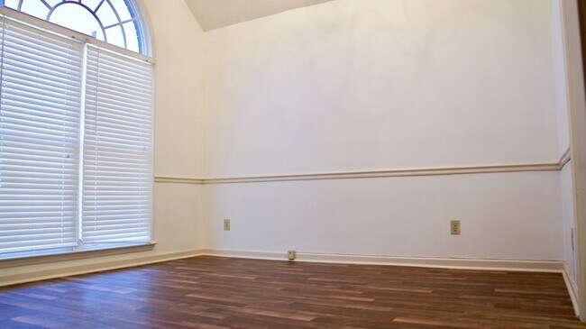 Building Photo - 3304 Chariot Ct