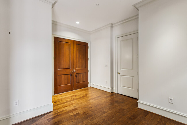 Building Photo - 2500 Peachtree Rd NW