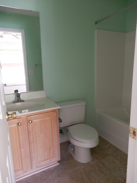 Full Bath - 411 Seabert Rd