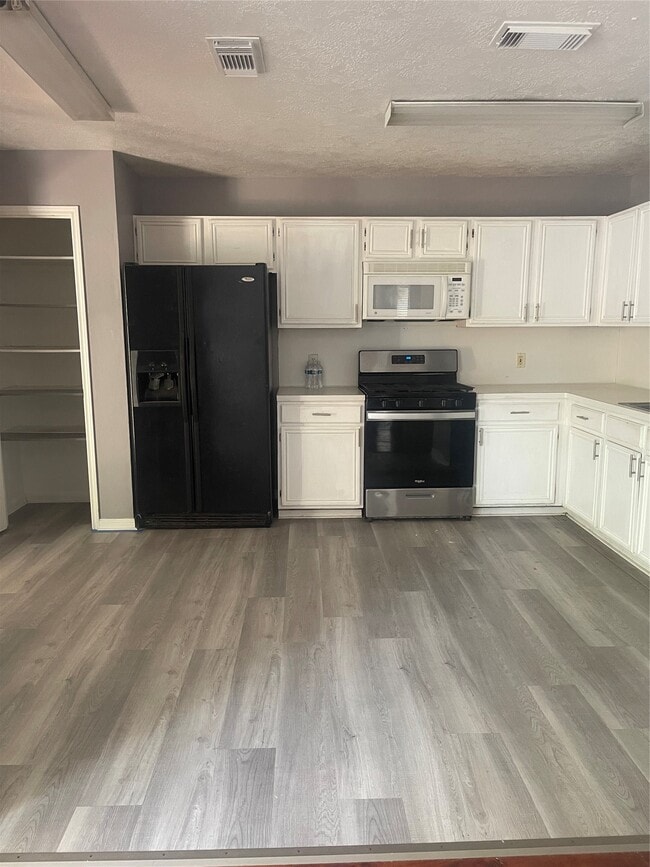 Building Photo - 6406 Bayou Crest Dr