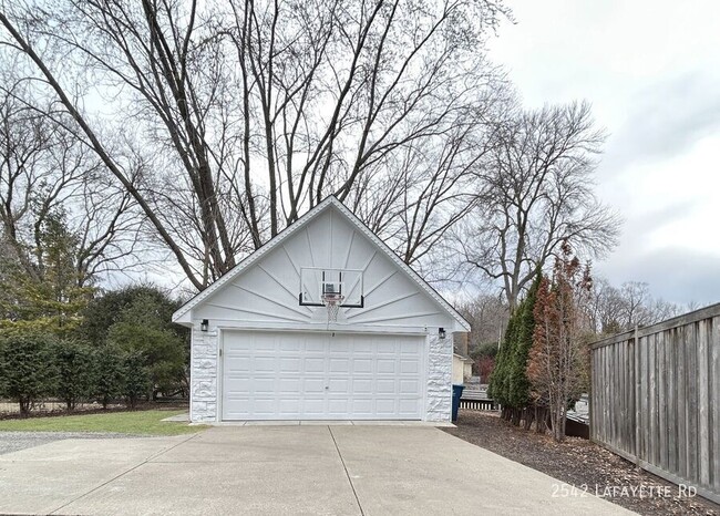 Building Photo - 3br 3ba 2cg ~ Security Deposit Free Altern...