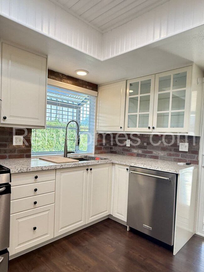 Building Photo - 9911 Ivy St