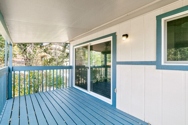 Building Photo - 1405 S Sierra Dr
