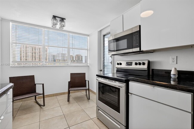 Building Photo - 100 Golden Isles Dr