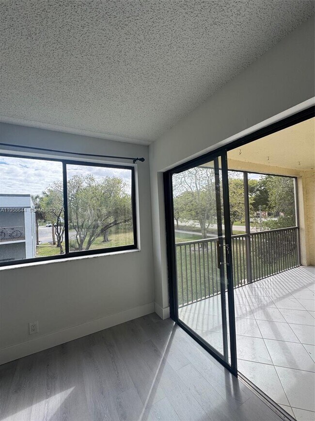 Building Photo - 163 Lakeview Dr