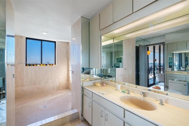 Building Photo - 1000 Venetian Way