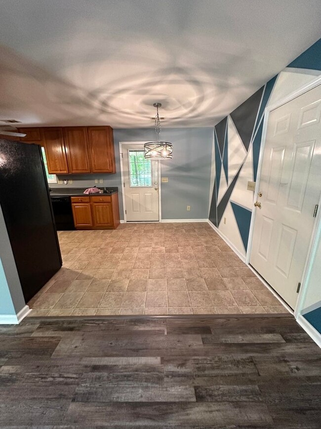 Building Photo - Get your lake therapy on, with this 3br 1ba close to the lake!