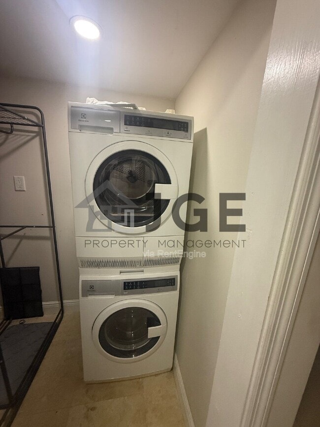 Building Photo - 861 SE 22nd Ave