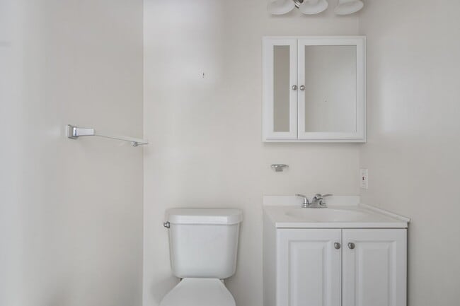 Building Photo - 3 to 4 Bed/3 1/2 Bath. Pet friendly.  Reserved Parking