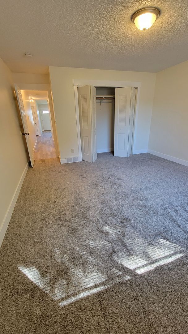 Building Photo - 2 Bdrm Duplex