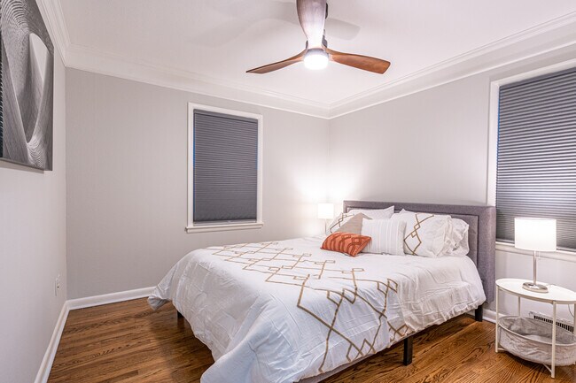 Building Photo - 702 Chambers Dr NE