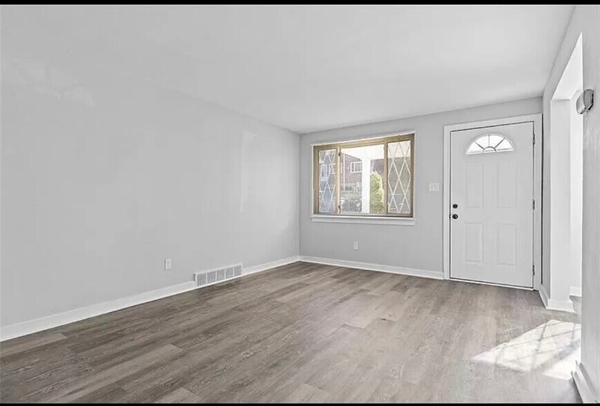 Building Photo - 118 Macfarlane Dr