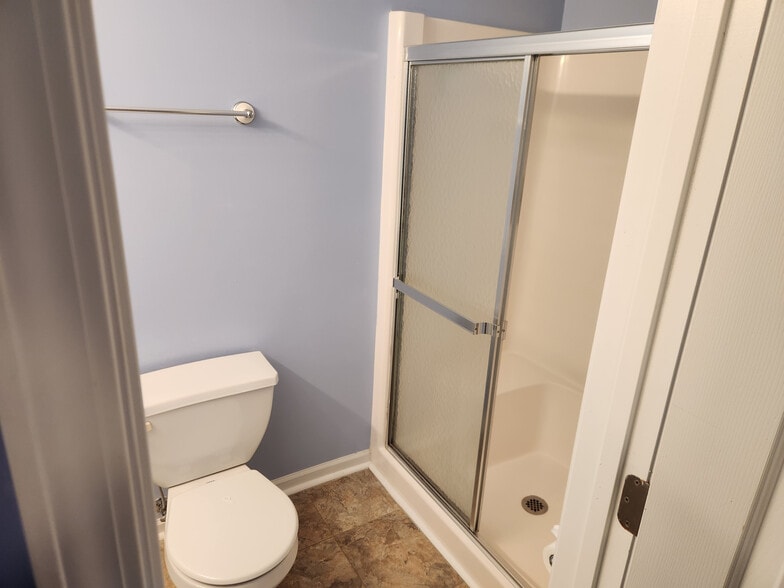Building Photo - Room in House on Meadowcreek Village Dr