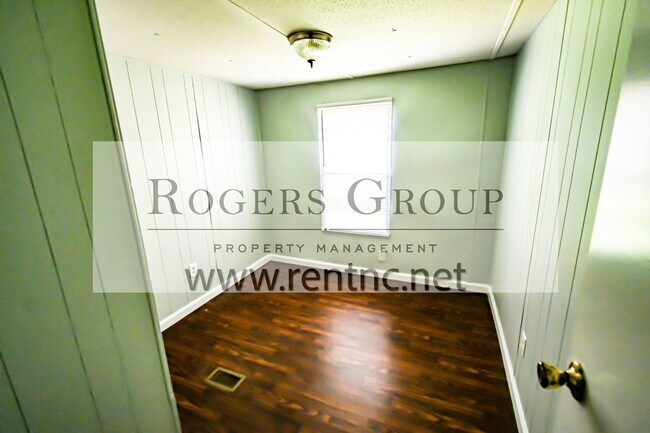 Building Photo - 65 Mark St