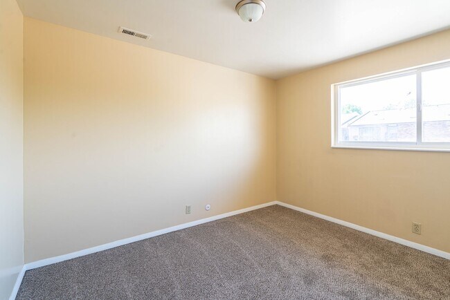 Building Photo - Sunny & Inviting Apartment with Clean Finishes in Great Location