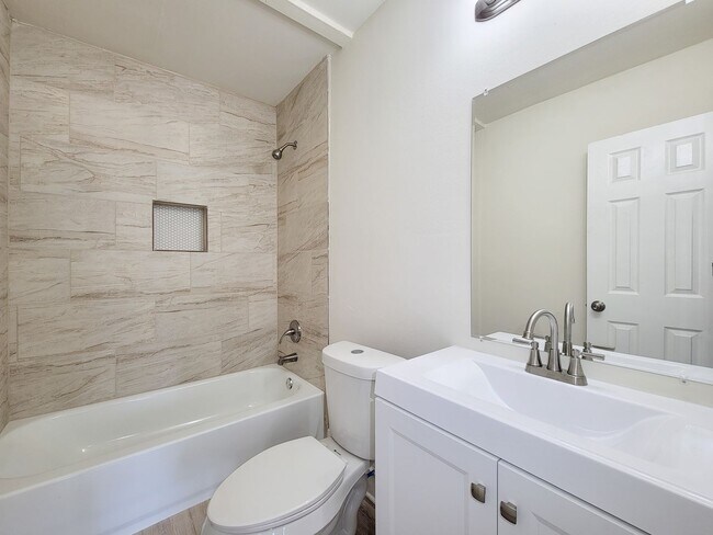 Building Photo - BEAUTIFUL REMODELED 4 BEDROOM 2 BATH HOME IN LAKE JACKSON, TEXAS